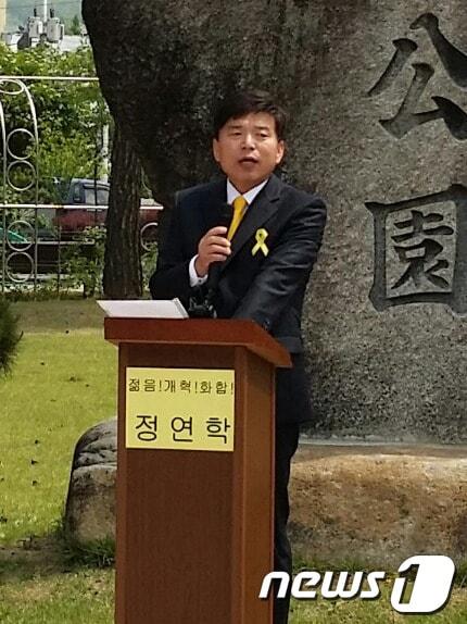 본문 이미지 - 새정치민주연합 정연학 횡성군수 예비후보가 9일 오전 11시 횡성만세공원에서 기자회견을 가졌다.&#40;사진제공=정연학 선거캠프&#41;.2014.5.9/뉴스1 © News1 권혜민 기자   