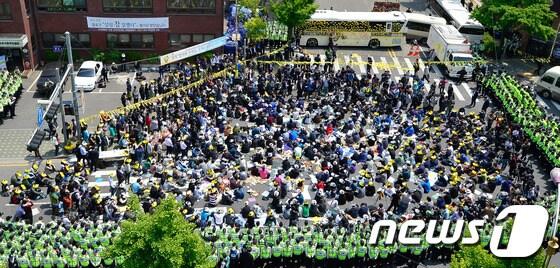본문 이미지 - 세월호 희생자 유가족들이 9일 오후 청와대 인근 종로구 청운 효자동 주민센터 앞에서 박근혜 대통령과의 면담을 요구하며 농성을 벌이고 있다. 2014.5.9/뉴스1 © News1   송은석 기자