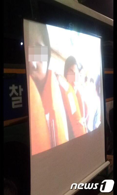 본문 이미지 - 9일 서울 종로구 청운효자동 주민센터 앞에서 세월호 유가족들이 공개한 세월호 사고 당시 동영상에서 여학생들이 구명조끼를 입고 구조를 기다리고 있다. © News1 문창석 기자