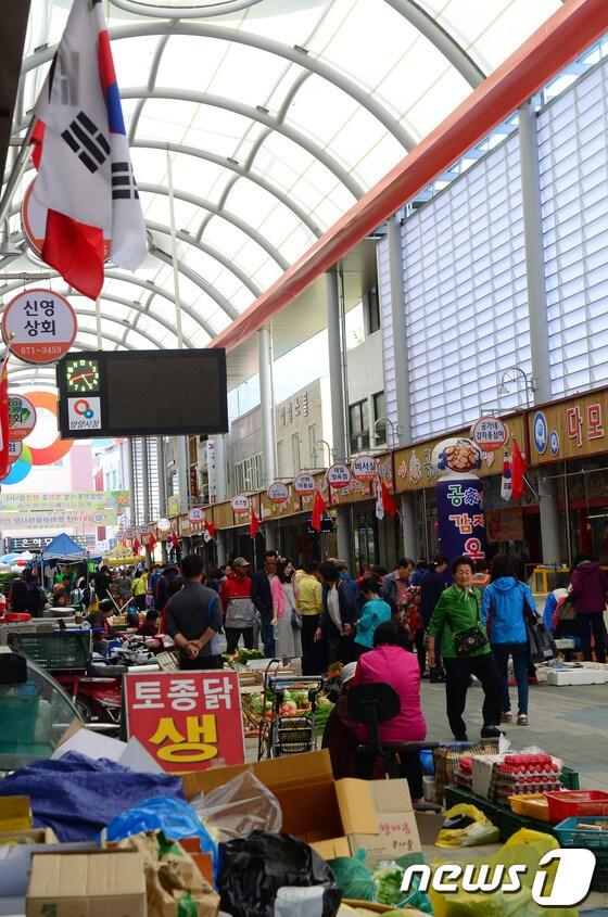 본문 이미지 - 9일 양양전통시장에 중국 관광객을 환영하는 오성기가 걸려 있다. 2014.5.9/뉴스1 © News1 엄용주 