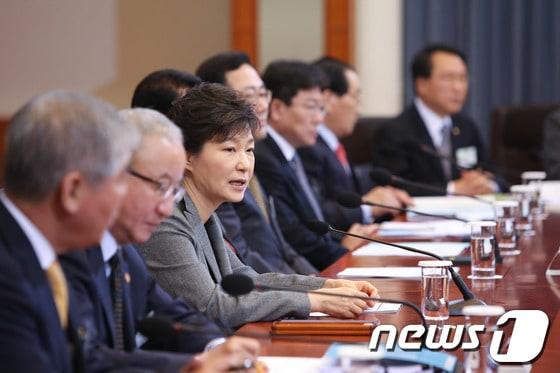본문 이미지 -  박근혜 대통령이 지난 9일 청와대에서 긴급민생대책회의를 주재하고 있다.  &#40;청와대 제공&#41; 2014.5.9/뉴스1 © News1 박철중 기자