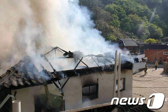 본문 이미지 - 9일 오전 4시 3분께 강원 삼척시 교동 뒷나루길 인근 주택에서 불이나 집주인 박모씨&#40;45&#41;가 숨졌다. 불은 주택 82.5㎡와 집기류 등이 모두 타 2400여만원 상당의 재산피해를 낸 뒤 20여분 만에 꺼졌다.&#40;사진제공=삼척소방서&#41; 2014.5.9/뉴스1 © News1 