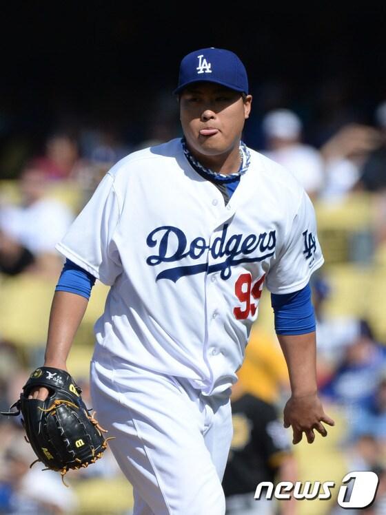 본문 이미지 - 류현진이 1일&#40;한국시간&#41; 피츠버그전에 선발 등판해 첫 실점을 한 뒤 혀를 내밀고 있다.  그래도 시즌 6승째를 기록했다. 복상 복귀 후 3경기 연속 승리투수가 된 류현진은 앞으로도 상대 타자와의 정면 승부로 맞대결하겠다고 다짐했다. © News1스포츠  LA=권현진 기자