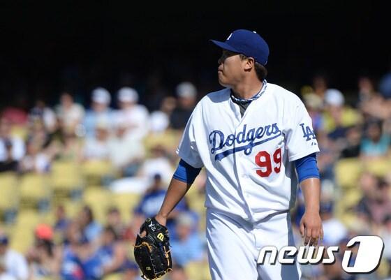 본문 이미지 - LA다저스 류현진이 17일&#40;이하 한국시간&#41; 미국 캘리포니아주 LA 다저스타디움에서 열린 콜로라도 로키스와의 경기에 선발 등판해 6이닝 1실점 호투로 시즌 8승째를 올렸다. 위기에서 흔들리지 않은 뚝심과 위기관리 능력이 타선의 폭발력으로 연결 됐다. © News1스포츠  권현진 기자