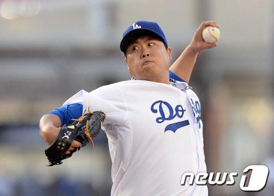 본문 이미지 - 류현진이 7일&#40;한국시간&#41; 콜로라도전에 선발 등판해 2회 실점 위기를 맞았다. 그러나 류현진은 상대 타자와의 정면 승부로 차근차근 아웃 카운트를 늘렸다. © News1 권현진 기자