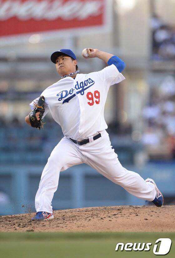 본문 이미지 - 류현진이 7일&#40;한국시간&#41; 콜로라도전에 선발 등판해 4회까지 무실점 호투를 이어가고 있다. © News1 권현진 기자