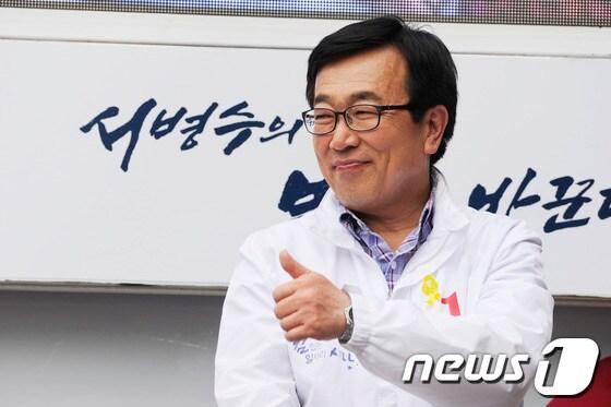 본문 이미지 - 1일 오후 새누리당 서병수 부산시장후보가 부산역 광장에서 열린 &#39;위기의 대한민국 부산을 지킵시다&#39; 행사에서 엄지를 들어보이고 있다. 2014.6.1/뉴스1 © News1   여주연 기자