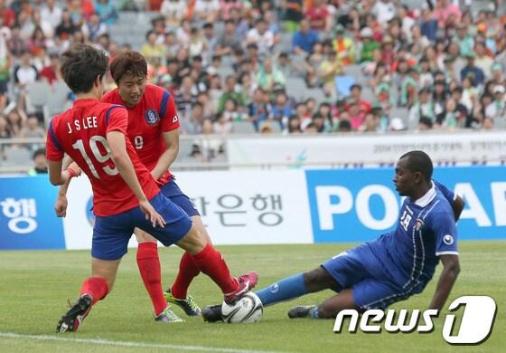 본문 이미지 - 1일 오후 인천아시아드주경기장에서 개장 기념으로 벌어진 2014 인천아시안게임 축구 국가대표 평가전 한국과 쿠웨이트의 경기 후반 이용재와 이재성이 상대와 볼을 다투고 있다. 2014.6.1/뉴스1 © News1 한재호 기자