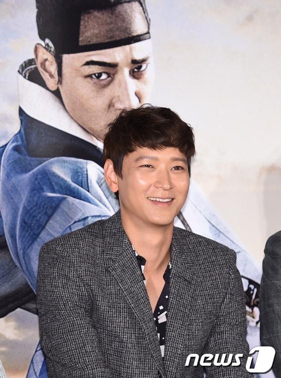 본문 이미지 - 배우 강동원이 10일 오전 서울 강남구 삼성동 메가박스 코엑스에서 열린 영화 ‘군도:민란의 시대’(감독 윤종빈) 제작보고회에 참석해 매력적인 미소를 짓고 있다.‘군도:민란의 시대’는 조선 후기, 탐관오리들이 판치는 망할 세상을 통쾌하게 뒤집는 의적들의 액션활극으로 배우 하정우와 강동원을 비롯해 이성민, 조진웅, 마동석, 윤지혜, 정만식, 김성균, 김재영 등이 출연한다. 개봉은 7월 23일. © News1 