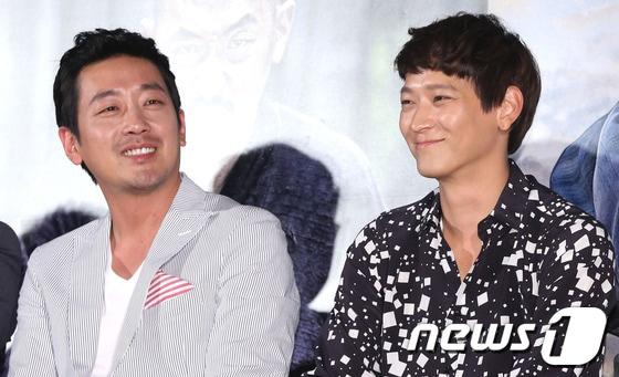 본문 이미지 - 배우 하정우, 강동원이 10일 오전 서울 강남구 삼성동 메가박스 코엑스에서 열린 영화 '군도:민란의 시대' 제작보고회에서 미소를 짓고 있다. 2014.6.10 스타뉴스/뉴스1  © News1   