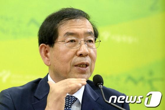 본문 이미지 - 박원순 서울시장이 10일 오후 서울시청 브리핑룸에서 기자간담회를 열고 당선 소감 및 민선 6기 시정운영 방향에 대해 발표하고 있다. 2014.6.10/뉴스1 © News1   안은나 기자