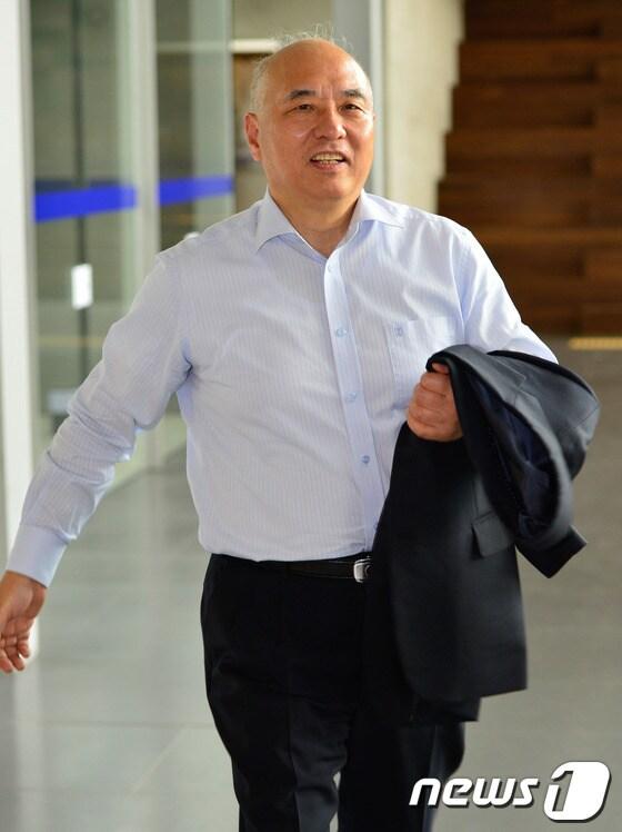 본문 이미지 - 문창극 국무총리 후보 내정자가 10일 서울 관악구 서울대학교 연구실을 나서고 있다. 박근혜 대통령은 이날 국무총리에 문창극 서울대학교 언론정보학과 초빙교수를 내정했다. 2014.6.10/뉴스1 © News1   송은석 기자