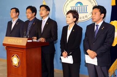 본문 이미지 - 국회 세월호 국정조사특위 야당 의원들이 10일 오후 서울 여의도 국회 정론관에서 새누리당의 국정조사 입장 관련 기자회견을 하고 있다.왼쪽부터 민홍철, 우원식, 김광진, 김현미, 정진후 의원.2014.6.10/뉴스1 © News1   이광호 기자