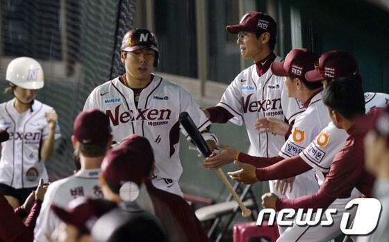 본문 이미지 - 강정호(가운데)가 지난 6일 목동 두산전에서 한 경기 개인 최다 홈런(3개)을 터뜨렸다. 이날 목동구장에는 그를 보기 위한 메이저리그 스카우트가 자리하고 있었다. 강정호는 유감없이 실력을 뽐내며 강한 인상을 심어줬다. © News1 이동원 기자