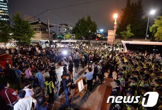 본문 이미지 - 만민공동회가 지난 10일 오후 서울 종로구 국립현대미술관 서울관에서 열기로 한 세월호 참사 관련집회를 열지 못하고 경찰과 마찰을 빚고 있다./뉴스1 © News1 박지혜 기자