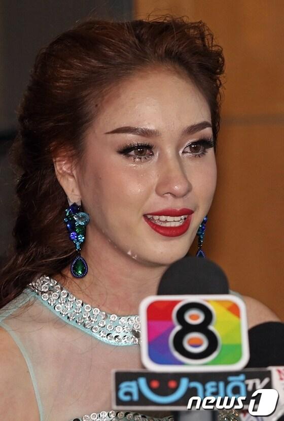 본문 이미지 - 웰루리 딧사야밧이 9일&#40;현지시간&#41; 기자회견을 갖고 미스 유니버스 태국 타이틀을 포기한다고 밝혔다. ©AFP=뉴스1 