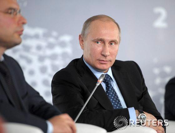 본문 이미지 - 블라디미르 푸틴 러시아 대통령이 10일(현지시간) 모스크바에서 열린 한 인터넷 창업기업 포럼에 참석하고 있다.© 로이터=뉴스1  