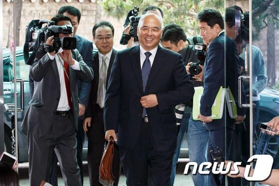 본문 이미지 - 문창극 국무총리 후보자가 11일 서울 종로구 정부서울청사 창성동별관으로 출근하고 있다. 2014.6.11/뉴스1 © News1   유승관 기자