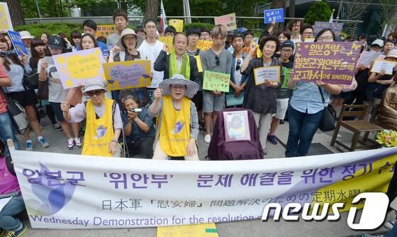 본문 이미지 - 11일 오후 서울 종로구 중학동 주한 일본대사관 앞에서 열린 '1130차 일본군 위안부 문제 해결을 위한 정기 수요시위'에서 참가자들이 구호를 외치고 있다. 2014.6.4/뉴스1 © News1 민경석 기자