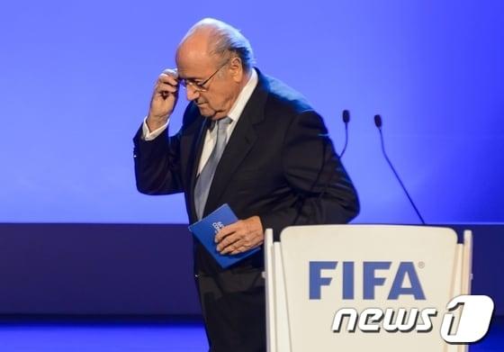본문 이미지 - 축구종가 잉글랜드축구협회(FA)가 국제축구연맹(FIFA)을 향해 비리 조사보고서 원문 공개를 요구했다. 사진은 제프 블래터 FIFA 회장 ⓒ AFP=News1