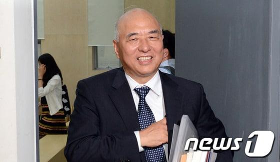 본문 이미지 - 문창극 국무총리 후보자가 11일 오후 서울 관악구 서울대학교 IBK커뮤니케이션센터에서 마지막 수업를 마친 뒤 강의실을 나서고 있다. 2014.6.11/뉴스1 © News1   허경 기자