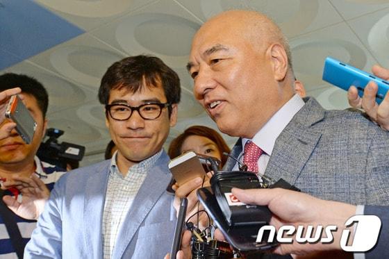 본문 이미지 - 문창극 국무총리 지명자가 12일 오전 정부서울청사 창성동 별관으로 출근하며 기자들의 질문을 받고 있다.문 후보자는 지난 2011년 자신이 장로로 있던 교회 강연에서 일제 식민지배와 남북분단이 하나님의 뜻이라는 취지의 발언을 한 것으로 밝혀져 파문이 일고 있다. 2014.6.12/뉴스1 © News1   정회성 기자