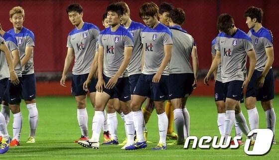 본문 이미지 - 축구대표팀 선수들이 11일 오후&#40;현지시간&#41; 브라질 포즈 두 이과수 대표팀 훈련장 플라멩고 스타디움에서 훈련을 마친 뒤 그라운드에서 나오고 있다. 미국 마이애미에서 아프리카 강호 가나와의 평가전에서 4:0으로 패한 축구대표팀은 이과수 베이스캠프에서 현지 적응을 마친 뒤 오는 18일&#40;한국시간&#41; 러시아와 첫 경기를 치른다. 브라질 월드컵은 오는 13일 새벽 5시&#40;한국시간&#41; 브라질과 크로아티아의 개막전 경기를 시작으로 다음달 13일까지 12개 도시에서 열린다. 2014.6.12/뉴스1 © News1   박정호 기자