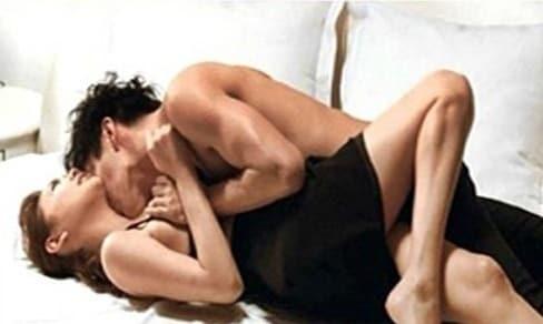 본문 이미지 - 황제를 위하여 이태임과 이민기의 베드신이 누리꾼들의 관심을 받고 있다. © 사진출처=영화 '황제를 위하여' 스틸 컷 