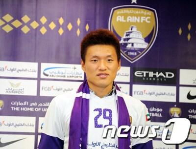 본문 이미지 - 이명주 알 아인 입단사진. 알 아인 홈페이지 © News1   