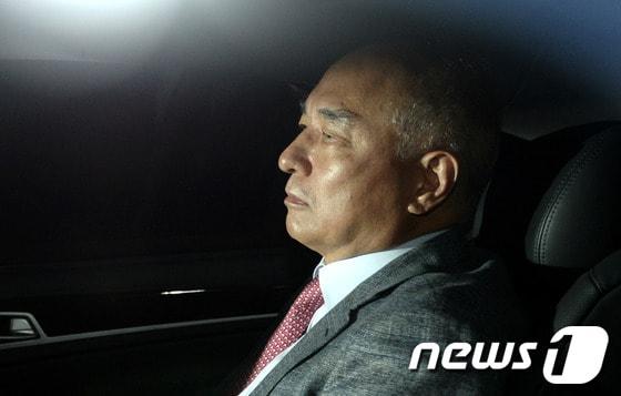 본문 이미지 - 문창극 국무총리 후보자가 12일 오후 정부서울청사 창성동 별관에서 식사를 하기 위해 차로 이동하고 있다. 2014.6.12/뉴스1 © News1 안은나 기자