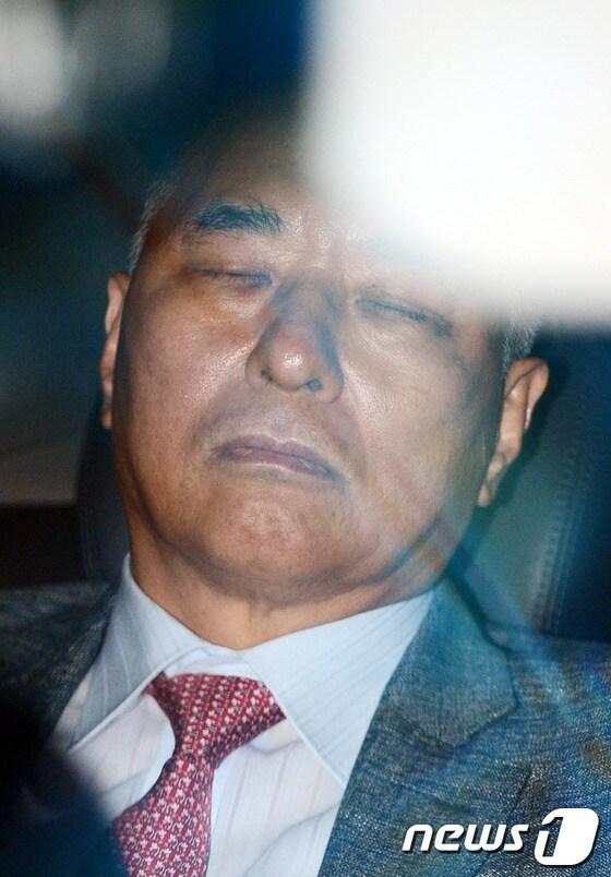 본문 이미지 - 문창극 국무총리 후보자가 12일 오후 저녁식사를 하기 위해 서울 종로구 정부서울청사 창성동 별관을 나와 차량에 탑승해 눈을 감고 생각에 잠겨 있다.문창극 국무총리 후보자가 12일 오후 저녁식사를 하기 위해 서울 종로구 정부서울청사 창성동 별관을 나와 차량에 탑승해 눈을 감고 생각에 잠겨 있다. © News1   허경 기자