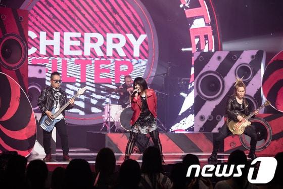 본문 이미지 - 록밴드 체리필터의 대표곡 '낭만고양이'가 12년 동안 노래방 인기곡 순위에 올라 눈길을 끈다. © News1 (서울=뉴스1)