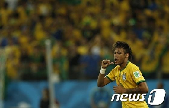 본문 이미지 - 네이마르가 카메룬과의 브라질 월드컵 조별예선 3차전에서 최고의 퍼포먼스를 선보였다. 2골을 추가하며 4골로 득점선두에 나섰다. © AFP=News1 
