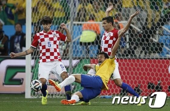 본문 이미지 - 브라질 공격수 프레드가 13일&#40;한국시간&#41; 상파울루에서 열린 크로아티아와의 2014 브라질 월드컵 개막전에서 상대 수비에 걸려 넘어지고 있다© AFP=News1 이재상 기자 