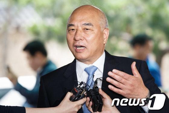 본문 이미지 - 문창극 국무총리 후보자가 12일 정부서울청사 창성동 별관으로 출근하며 취재진의 질문에 답하고 있다. 2014.6.13/뉴스1 © News1   유승관 기자