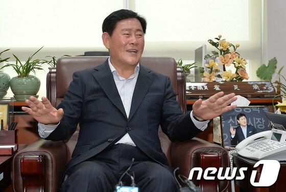 본문 이미지 - 경제부총리로 내정된 최경환 새누리당 의원이 13일 오전 여의도 국회 의원실에서 취재진에게 소감을 밝히며 미소짓고 있다. 2014.6.13/뉴스1 © News1   박세연 기자