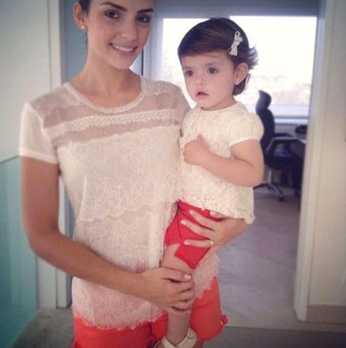 본문 이미지 - 월드컵 개막전에서 네이마르를 응원한 카카의 부인과 딸 사진이 화제다 캐롤라인 트위터 캡처 © News1  