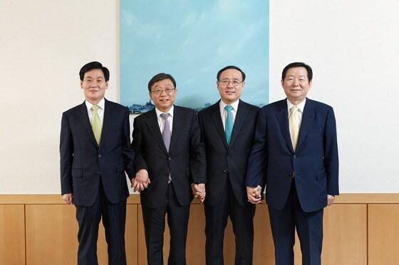 본문 이미지 - (왼쪽부터) 강태진 서울대 공과대학 교수, 오연천 총장, 성낙인 법학과 교수, 오세정 물리천문학부 교수. ( 사진=서울대 제공)© News1  