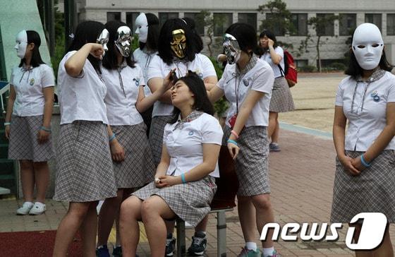 본문 이미지 - 여고교생들이 학교폭력에 대한 역할극을 하는 모습.  © News1   