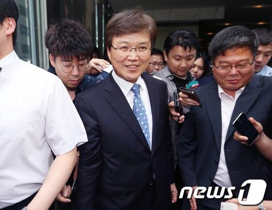 본문 이미지 - 최양희 미래창조과학부장관 내정자가 13일 오후 서울 강남 삼성생명 서초사옥 로비에서 지명 소감을 밝히며 웃음짓고 있다. 2014.6.13 머니투데이/뉴스1  © News1   