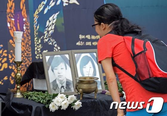 본문 이미지 - 미군 장갑차에  깔려  목숨을 잃은여중생 '효순·미선 사건' 추모 분향소가 지난 2014년 6월13일 대한문 앞에 마련됐다. /뉴스1ⓒ News1