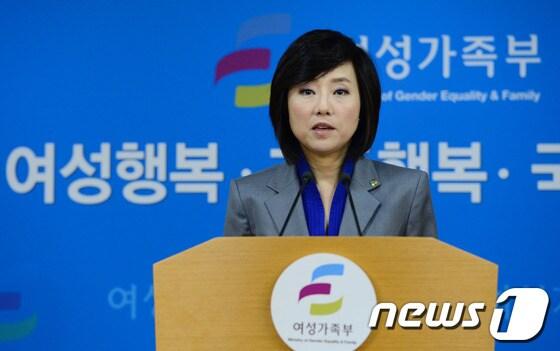 본문 이미지 - 조윤선 여성가족부 장관이 지난 13일 정부서울청사에서 세계경제포럼과 연계해 사회 각 분야가 참여하는 '여성인재활용과 양성평등 실천 TF' 출범 브리핑을 하고 있다. /뉴스1 © News1 양동욱 기자