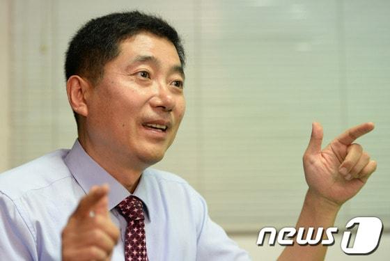 본문 이미지 - 은퇴 후 무료로 전산회계 동영상 강의 인터넷 카페를 운영하는 박용범 씨가 13일 오후 서울 마포구 삼양미디어에서 뉴스1과 인터뷰를 하고 있다. 2014.6.13/뉴스1 © News1   민경석 기자