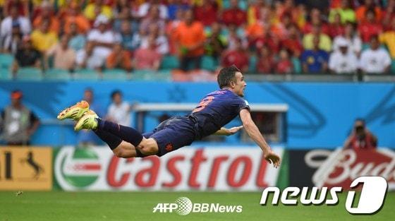 본문 이미지 - 네덜란드 로빈 반 페르시가 14일 새벽&#40;한국시간&#41; 브라질 사우바도르 폰치노바 경기장에서 열린 네덜란드와의 2014 브라질 월드컵 B조 1차전에서 다이빙 헤딩 슛을 성공시키고 있다.© AFP BBNews=News1   