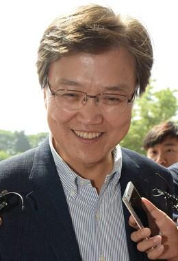 본문 이미지 - 미래창조과학부 장관으로 내정된 최양희 서울대학교 공과대학 교수가 지난 14일 오전 경기 과천시 과천동 국립과천과학관에 출근하며 기자들의 질문을 받고 있다. 2014.6.14/뉴스1 © News1 민경석 기자