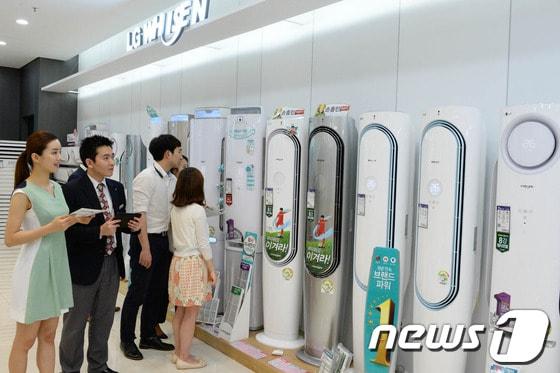 본문 이미지 - 사람들이 LG전자 '휘센 손흥민' 에어컨을 구경하고 있다.(LG전자 제공) © News1  
