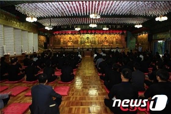 본문 이미지 - 지난해 서울 화계사를 방문한 부제들.(한국천주교주교회의 제공) © News1  