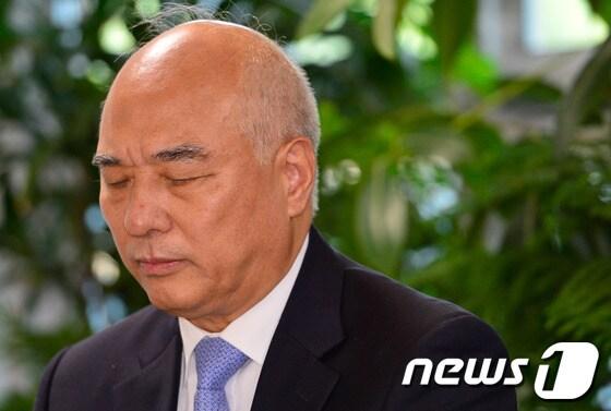 본문 이미지 - 문창극 국무총리 내정자가 15일 오후 서울 종로구 정부서울청사 창성동 별관에서 최근 자신의 과거 칼럼과 교회·대학 특강 발언으로 붉어진 논란에 대한 입장을 밝히던 도중 생각에 잠겨 있다. 2014.6.15/뉴스1 © News1   송은석 기자