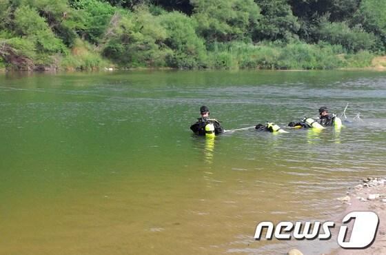 본문 이미지 - 15일 오전 11시 37분께 영월군 한반도면 옹정리 선암마을 인근 서강에서 물에 빠져 숨져 있는 피서객 박모씨&#40;57·대구&#41;를 119구조대 등이 발견했다.&#40;영월소방서 제공&#41; 2014.6.15/뉴스1 © News1   이예지 기자
