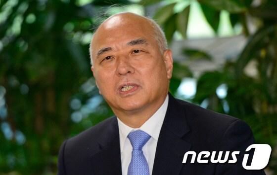 본문 이미지 - 문창극 국무총리 내정자가 15일 오후 서울 종로구 정부서울청사 창성동 별관에서 최근 자신의 과거 칼럼과 교회·대학 특강 발언으로 붉어진 논란에 대한 입장을 밝히고 있다. 2014.6.15/뉴스1 © News1   송은석 기자